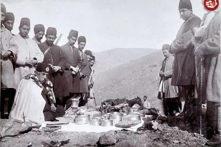 مظفرالدین‌شاه بالای کوه سر سفره ناهار / عکس