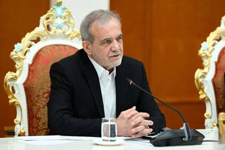 پزشکیان: اگر ما بدون اینکه به کسی گیر بدهیم، گره باز می‌کردیم و مشکل دیگران را حل می‌کردیم، شرایط‌مان این طوری نبود + فیلم
