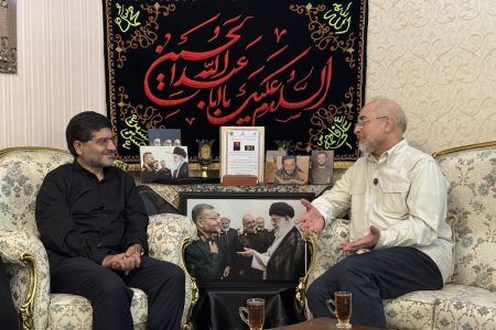 تصاویر حضور قالیباف در منزل رئیس شهید سازمان بسیج مستضعفین؛ از عکس دسته جمعی شهید سلیمانی، شهید سلامی و رهبر شهید تا گفت وگوی رئیس مجلس با خانواده