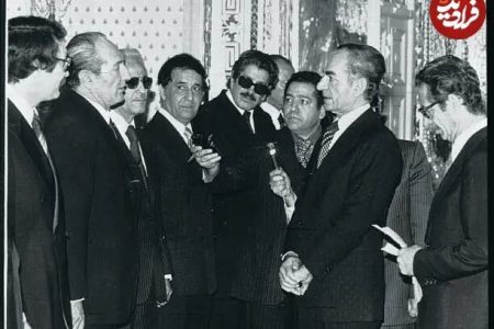 محمدرضا پهلوی در حال گفت‌وگو با کابینه شاپور بختیار؛ سال ۵۷ / عکس
