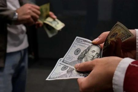 دلار در بانک‌ها چند فروخته می‌شود؟/ صف تقاضا بلند شد