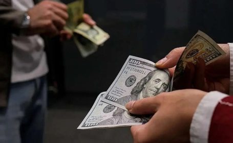 دلار در بانکها چند فروخته میشود؟/ صف تقاضا بلند شد دلار در بانکها چند فروخته میشود؟/ صف تقاضا بلند شد