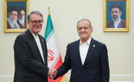 حمیدرضا دهقانیپوده سفیر جدید ایران در امارات متحده عربی شد/ او پیش از عزیمت به ابوظبی با پزشکیان دیدار کرد حمیدرضا دهقانیپوده سفیر جدید ایران در امارات متحده عربی شد/ او پیش از عزیمت به ابوظبی با پزشکیان دیدار کرد