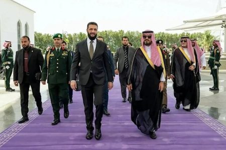 الاخبار افشا کرد: عربستان به کمک ترکیه صدها شبه نظامی سوری را به جنگ یمن اعزام کرده است/ سفر غیرمنتظره الشرع به ریاض